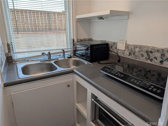 Building Photo - 6220 1/2 S Fairfax Avenue Unit