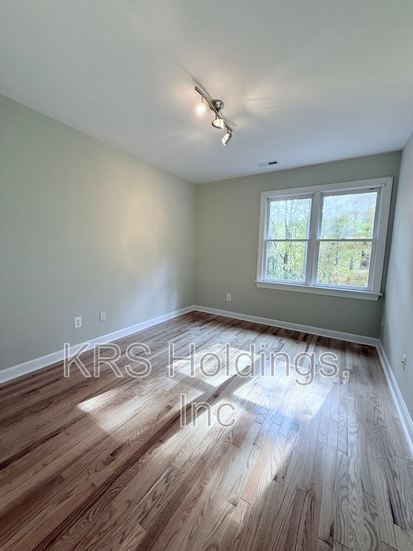 Building Photo - 213 Glen Abbey Dr