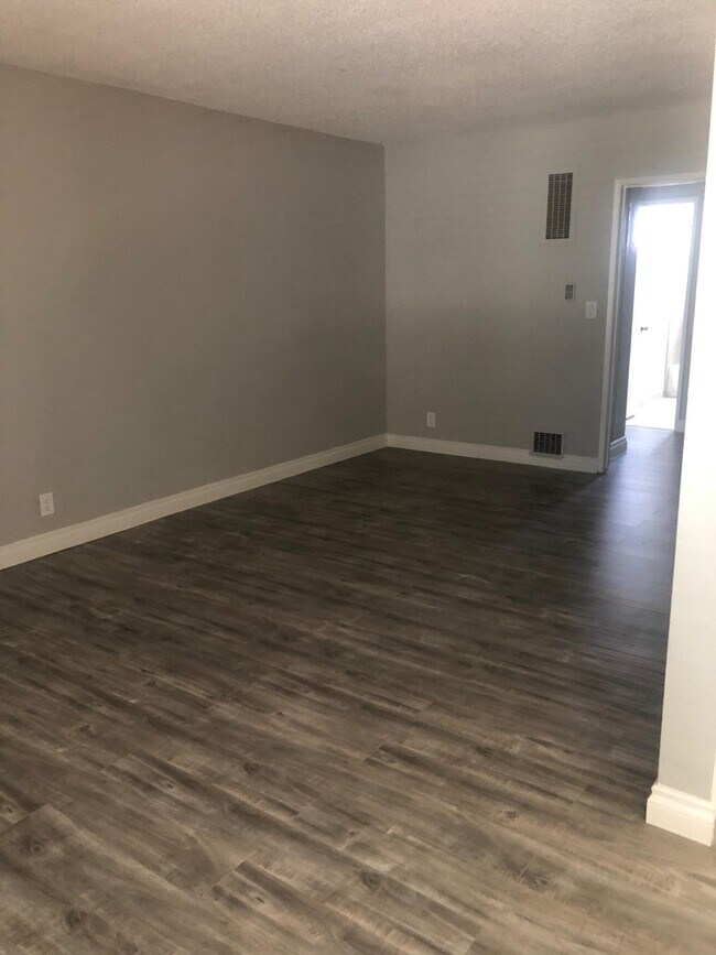 Building Photo - Valley Oasis Apartments