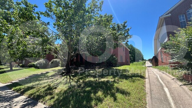 Building Photo - 2210 Elm Falls Pl