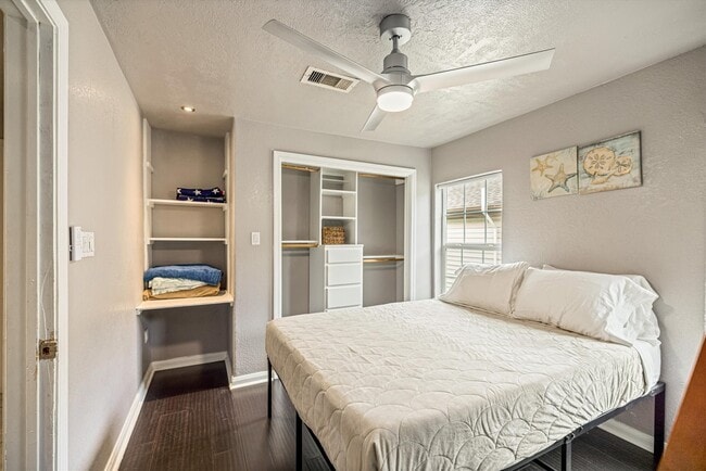 Building Photo - 5219 Avenue Q