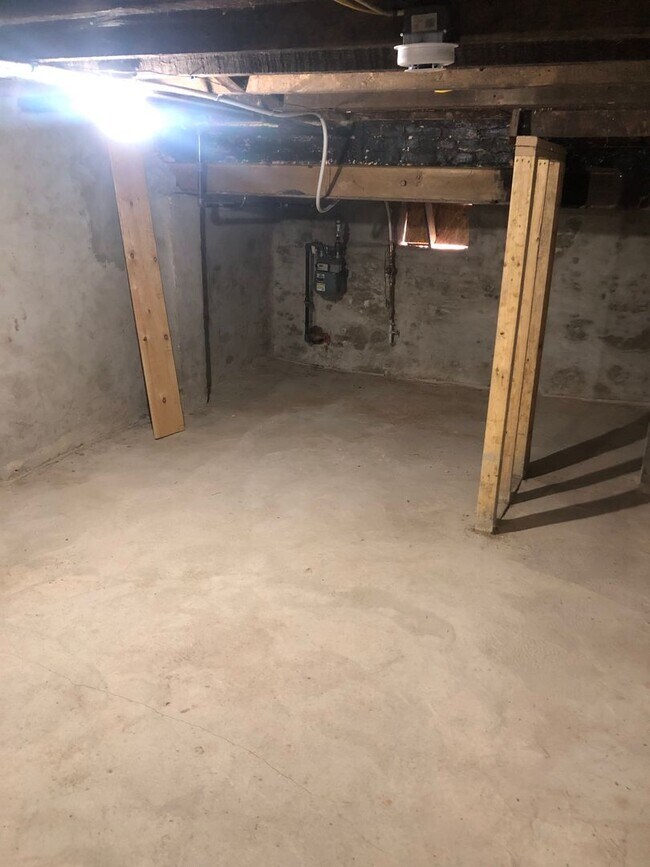 Building Photo - Approved 2 or 3 Bedroom Voucher 1.5 Bathroom