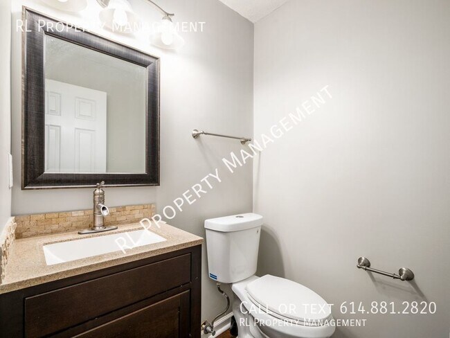 Building Photo - Spacious 3 bedroom 2.5 bathroom condo in W...