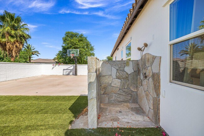 Building Photo - 49636 Constitution Dr