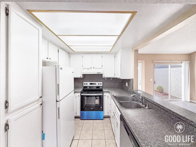 Primary Photo - Great 2B/2BA Townhome in Escondido w/ AC, ...