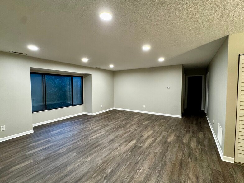 Building Photo - 6 Thayer Pond Dr
