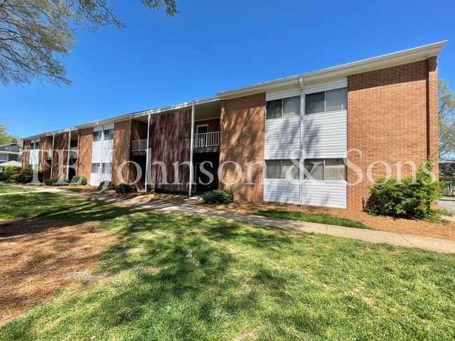 Building Photo - 1 Bedroom Minutes from The School of the Arts!