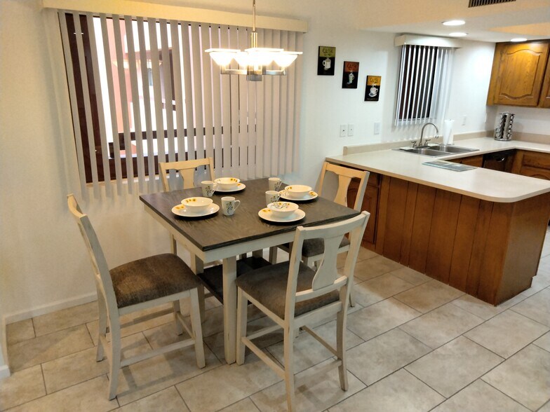 Building Photo - 4303 E Cactus Rd