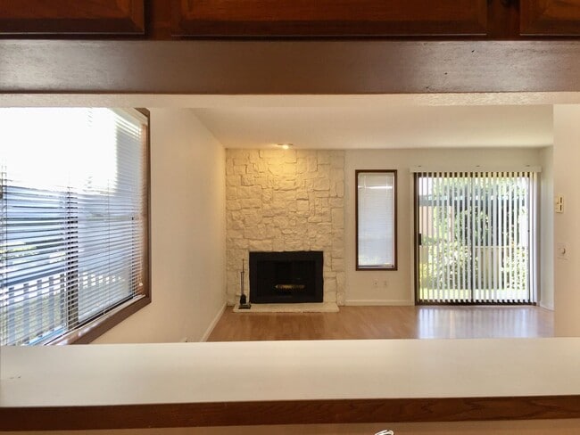 Building Photo - Downtown Edmonds Condo Rare 1 bed/1.5 bath...