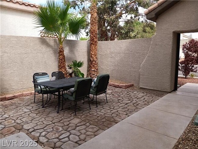 Building Photo - COMING SOON! NORTHWEST GEM! SPACIOUS HOME ...