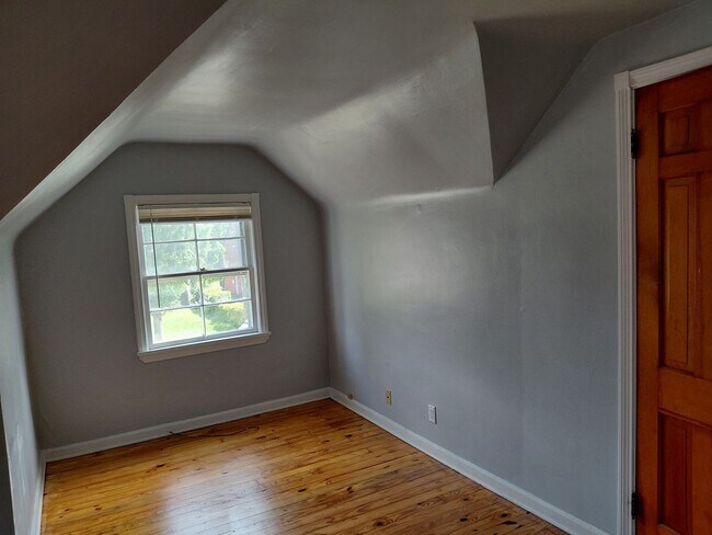 Building Photo - 4 bedroom, 2 full bath bungalow near Cedar and Warrensville