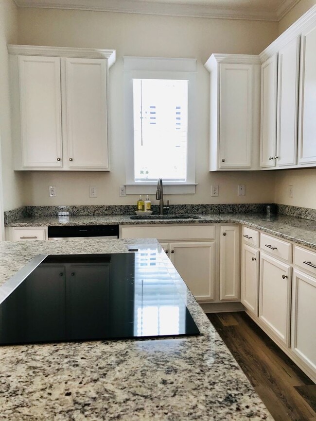 Building Photo - LUXURIOUS HIGH-END 2-story townhome in Market Common - walk to everything!