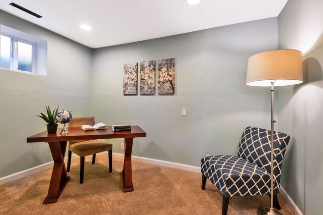 Building Photo - Spacious 3 Bed, 2.75 Bath Seward Park Home!