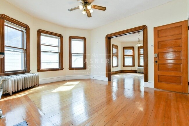 Building Photo - 123 Walnut St
