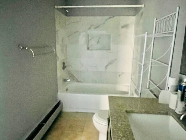 Building Photo - 808 Mohawk St