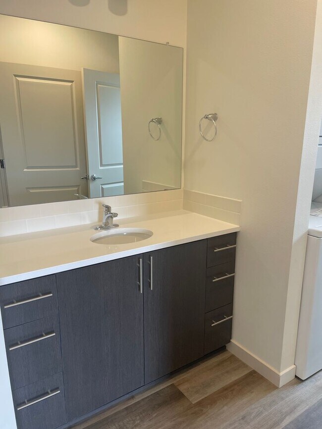 Building Photo - Studio Apartment in the Heart of Redmond
