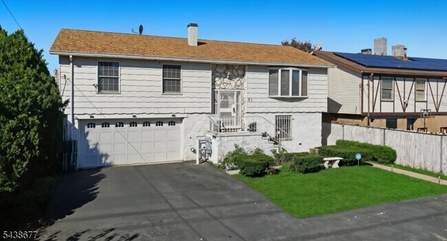 Building Photo - 87 Merseles St