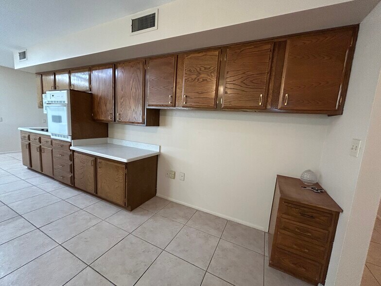 Building Photo - 10615 W Cheryl Dr