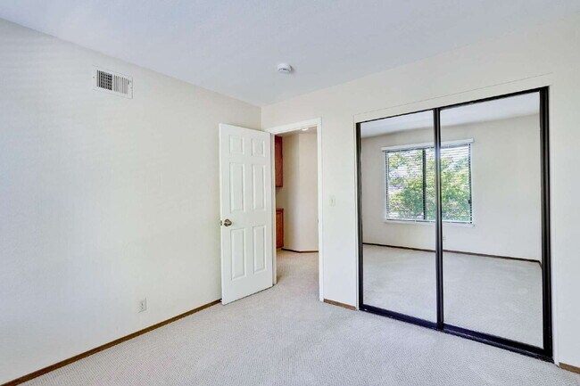 Building Photo - Large, Bright Sunnyvale Townhome near Border of Mountain View