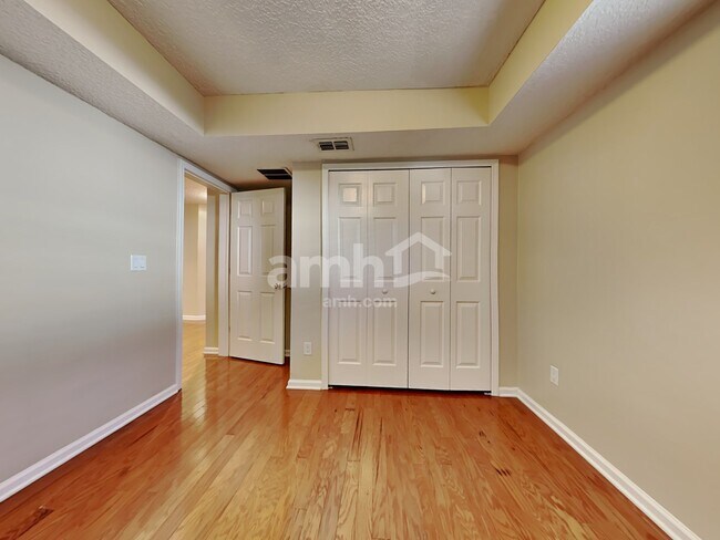 Building Photo - 821 Templeton Ln