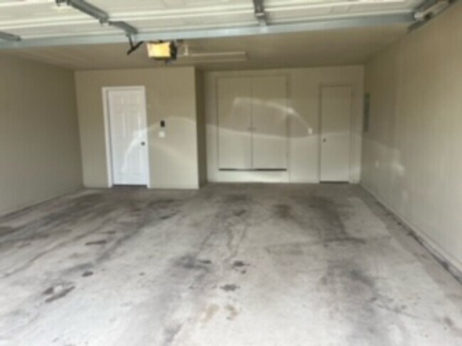 Building Photo - Convenient Location with easy access to So...
