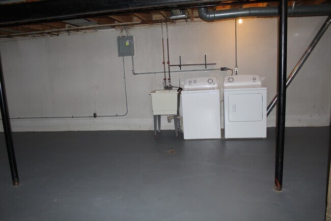 Building Photo - 42169 Gladwin St