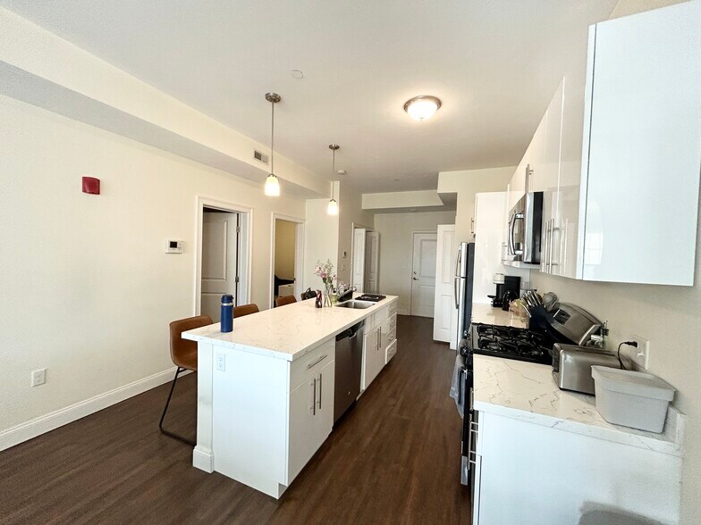 Building Photo - 81 Amory St