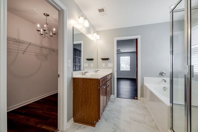 Building Photo - Spacious & Convenient