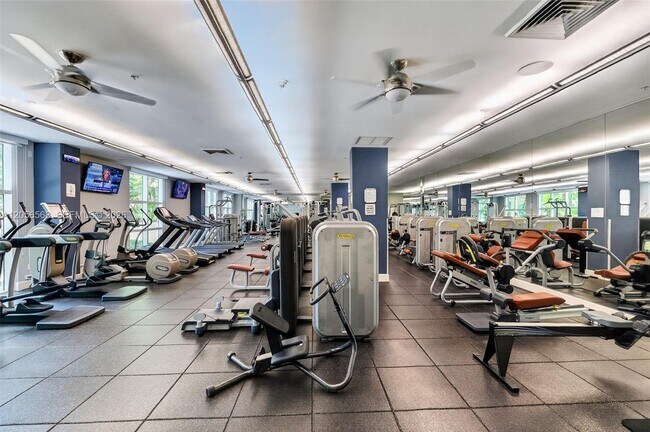 Building Photo - 2000 N Bayshore Dr