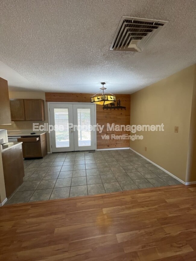 Building Photo - 626 Meadowood St