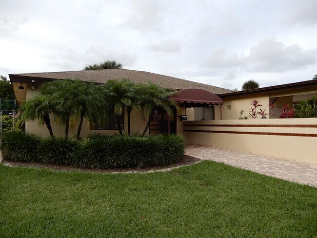 Building Photo - 6585 Somerset Dr