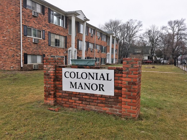 Primary Photo - Colonial Manor Apartments