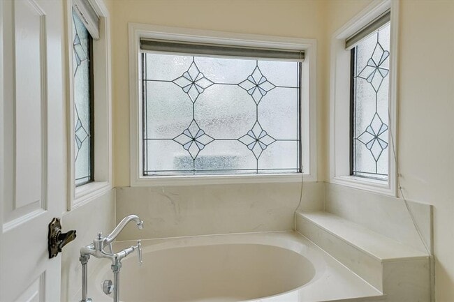 Building Photo - 4000 Belmont Park Dr