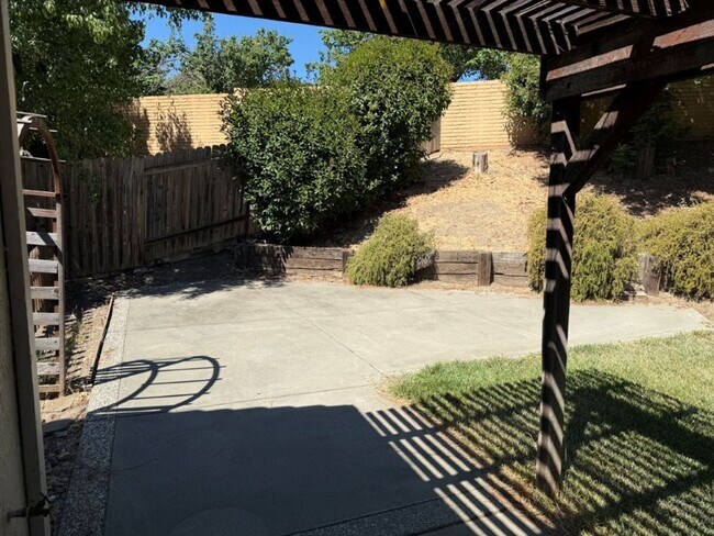 Building Photo - Modern 3 Bedroom 2 Bath One Story Browns Valley Vacaville *Star Rentals