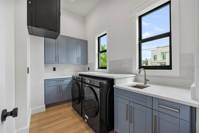 Building Photo - 3701 S Lynwood Ave