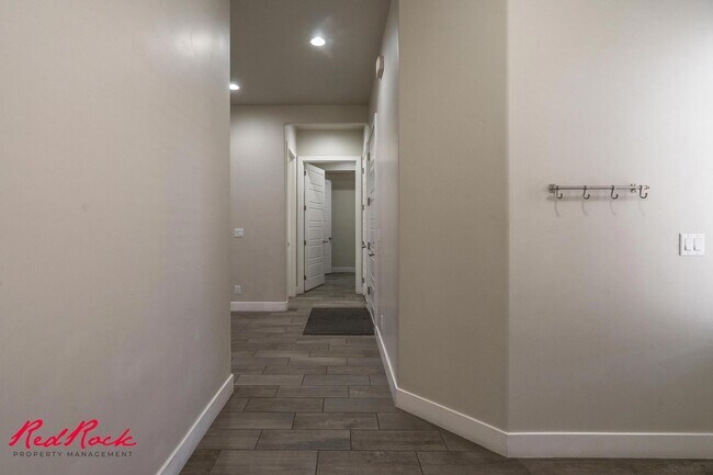 Building Photo - Pet Friendly 4 Bedroom Home! Internet Incl...