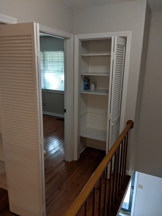 Building Photo - Spacious 2 Bedroom, 2 1/2 Bath Town House ...