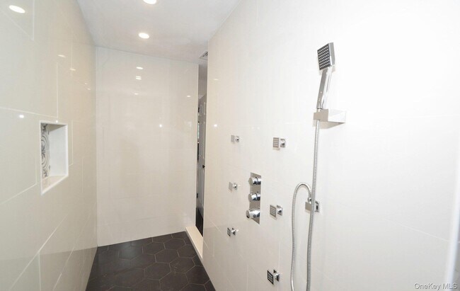 Building Photo - 13 Flower Hill Pl
