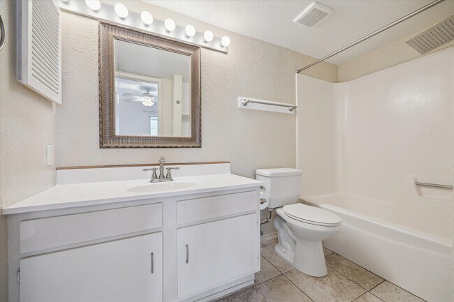 Building Photo - 5807 Beverly Hill St