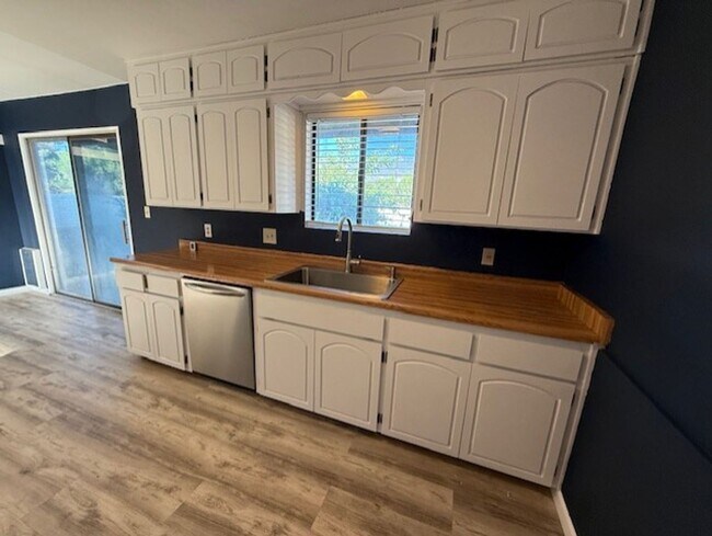 Building Photo - Wonderful Home 3 bed 1 bath with a Great Yard
