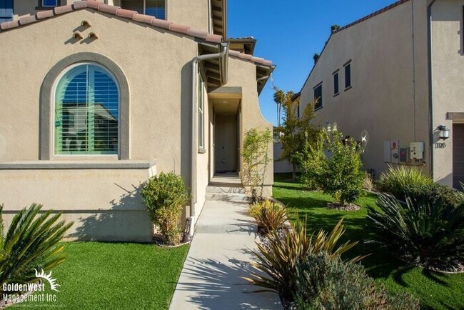 Building Photo - Stunning 5Bdm 3.5Ba Home in Escondido with...