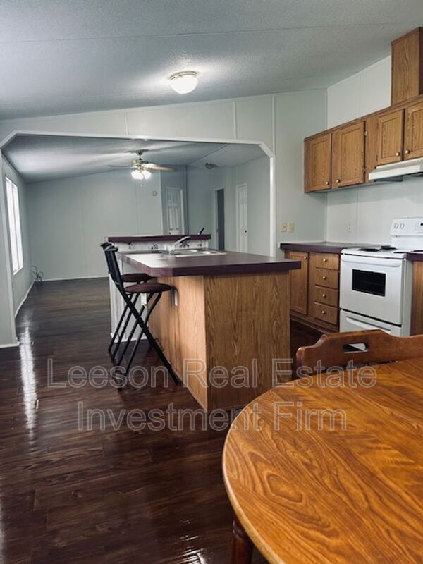 Building Photo - 310 Robbin Ln