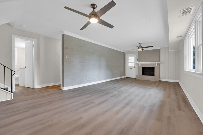 Building Photo - Beautiful Renovated 4 Bedroom 2.5 Bathroom...