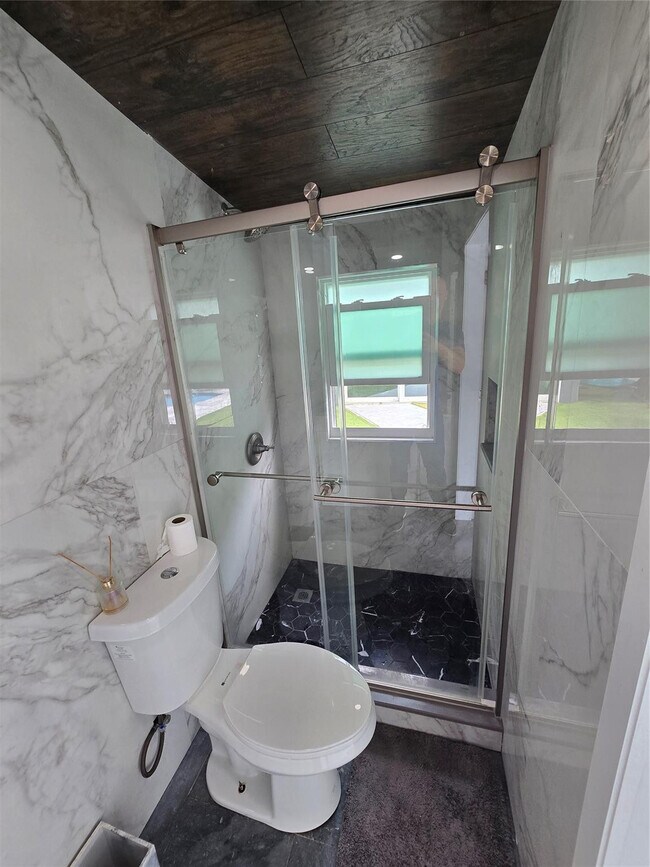 Building Photo - 2340 NE 8th Ave