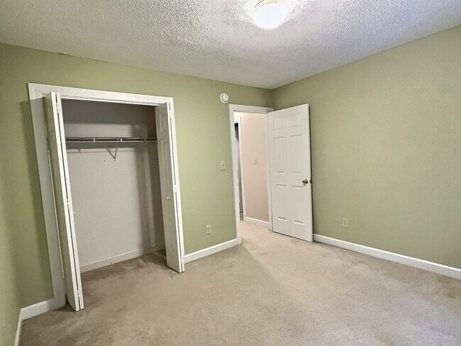 Building Photo - 7 Preakness Dr