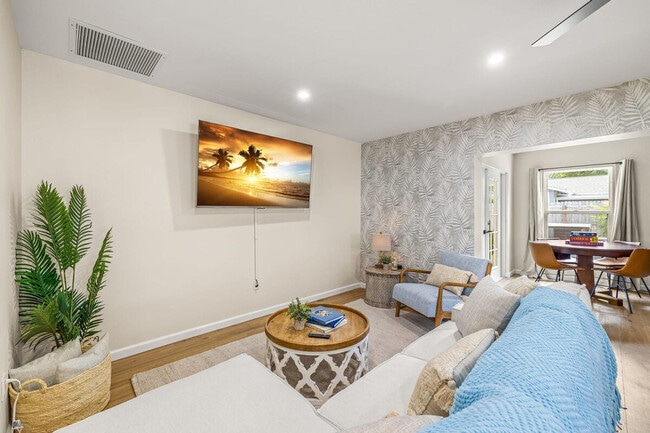 Building Photo - 10703 Del Prado Dr W