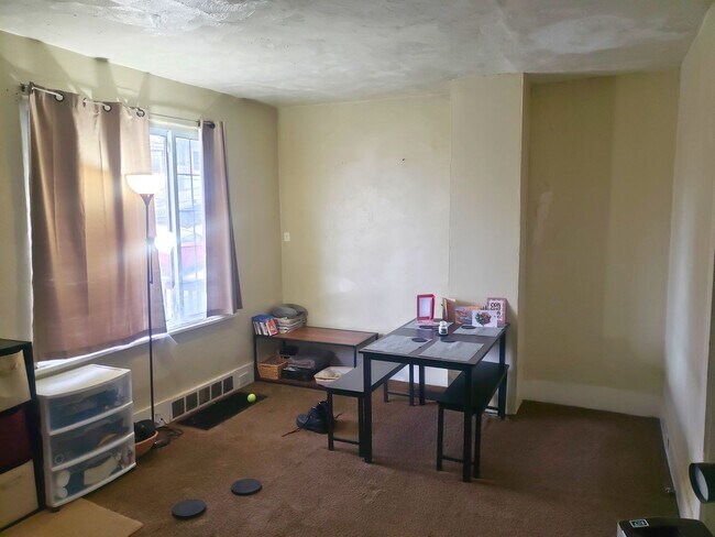Building Photo - Inviting 2-Bedroom Home with Spacious Livi...
