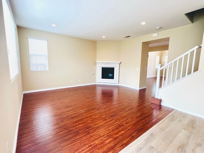 Building Photo - Beautiful 4 Bedroom home