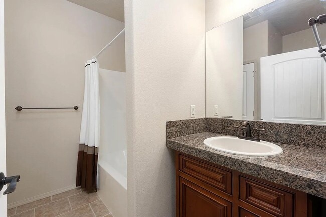 Building Photo - Charming 2 Bedroom, 2 Bath Duplex in an Excellent Location!