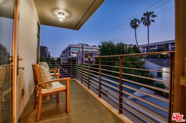 Building Photo - 447 N Doheny Dr